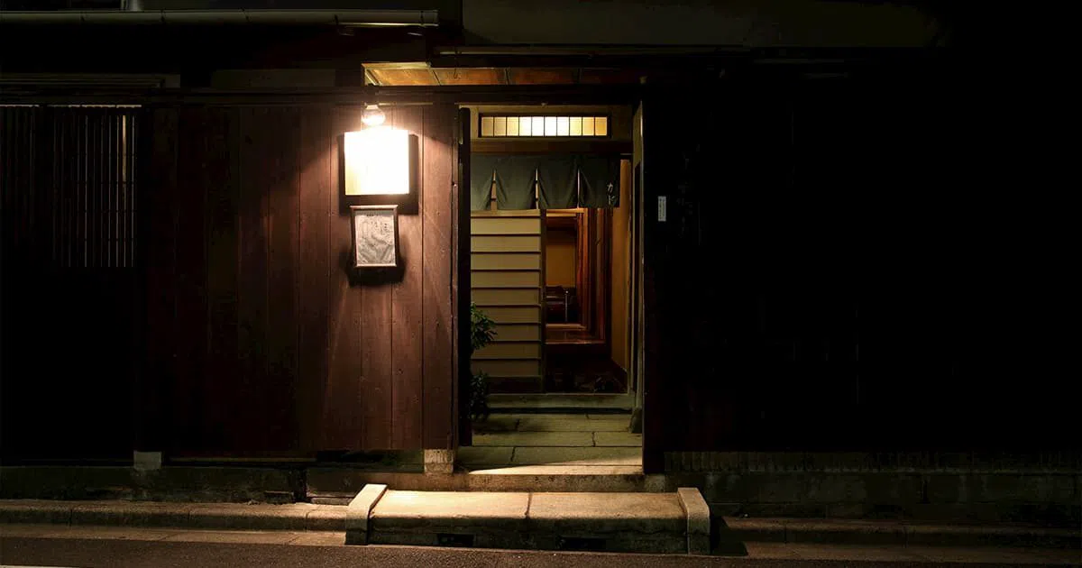 東京・神楽坂の路地で深夜に食べる