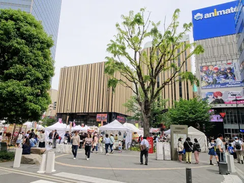 Halloween Weekend in Tokyo's Ikebukuro, Hour by Hour