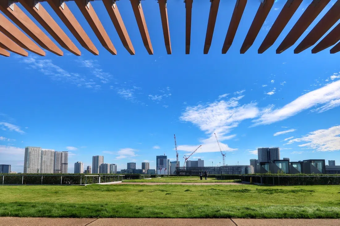 Plaza Verde en la Azotea del Mercado de Toyosu, Tokio